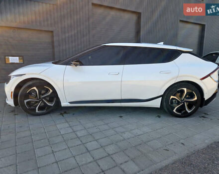 Белый Киа EV6, объемом двигателя 0 л и пробегом 62 тыс. км за 29500 $, фото 9 на Automoto.ua