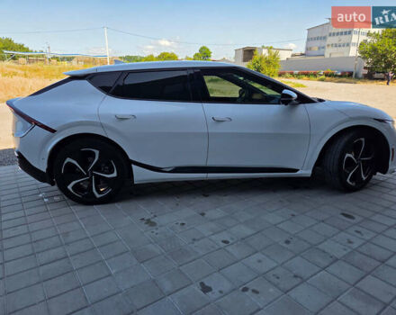 Белый Киа EV6, объемом двигателя 0 л и пробегом 62 тыс. км за 29500 $, фото 4 на Automoto.ua