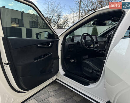 Белый Киа EV6, объемом двигателя 0 л и пробегом 8 тыс. км за 44500 $, фото 50 на Automoto.ua