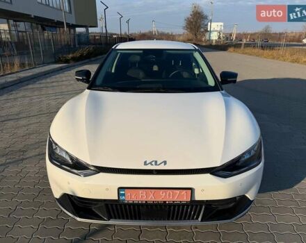 Білий Кіа EV6, об'ємом двигуна 0 л та пробігом 92 тис. км за 23900 $, фото 2 на Automoto.ua