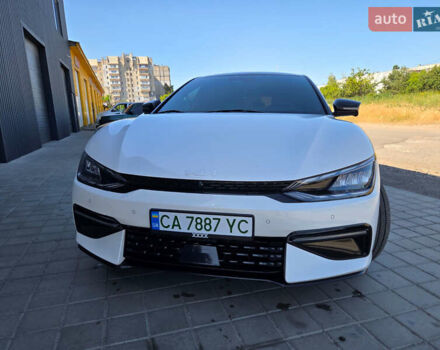 Белый Киа EV6, объемом двигателя 0 л и пробегом 62 тыс. км за 29500 $, фото 1 на Automoto.ua