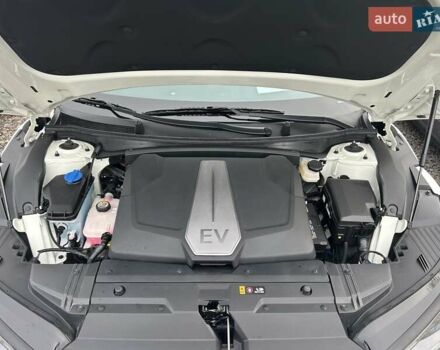 Белый Киа EV6, объемом двигателя 1.99 л и пробегом 11 тыс. км за 34999 $, фото 12 на Automoto.ua
