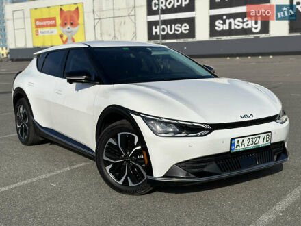 Киа EV6 2021 в Киеве на Automoto.ua Белый Киа EV6, объемом двигателя 0 л и пробегом 54 тыс. км за 28500 $, фото 1 на Automoto.ua