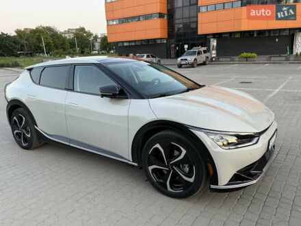 Киа EV6 2021 в Черновцах на Automoto.ua Белый Киа EV6, объемом двигателя 0 л и пробегом 56 тыс. км за 27000 $, фото 1 на Automoto.ua
