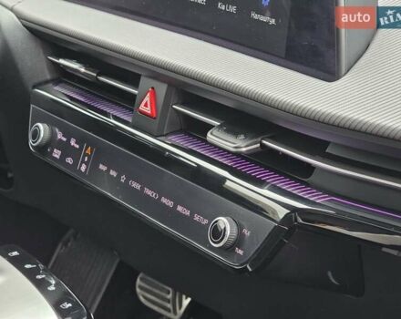 Черный Киа EV6, объемом двигателя 0 л и пробегом 49 тыс. км за 28900 $, фото 12 на Automoto.ua