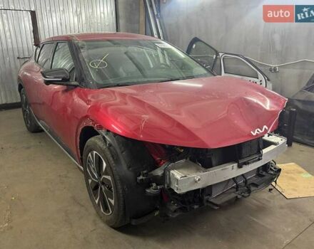 Красный Киа EV6, объемом двигателя 0 л и пробегом 32 тыс. км за 17500 $, фото 2 на Automoto.ua