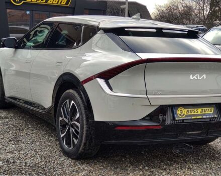 Серый Киа EV6, объемом двигателя 77 л и пробегом 64 тыс. км за 32999 $, фото 3 на Automoto.ua