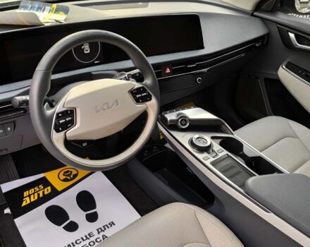 Серый Киа EV6, объемом двигателя 77 л и пробегом 64 тыс. км за 32999 $, фото 6 на Automoto.ua