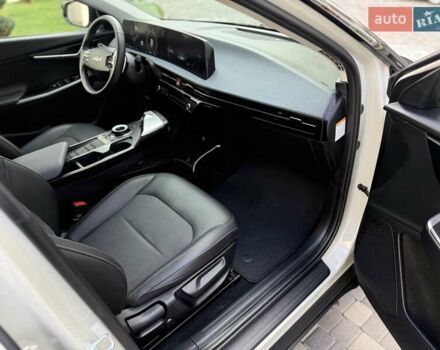 Серый Киа EV6, объемом двигателя 0 л и пробегом 10 тыс. км за 28500 $, фото 20 на Automoto.ua