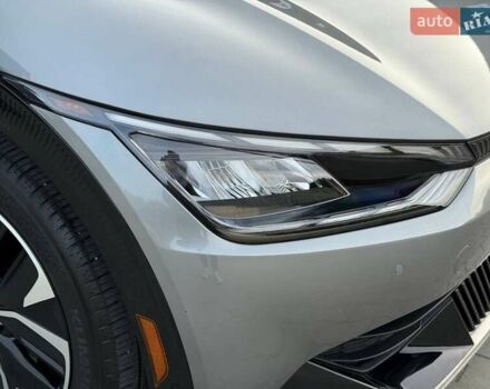 Сірий Кіа EV6, об'ємом двигуна 0 л та пробігом 9 тис. км за 27999 $, фото 80 на Automoto.ua