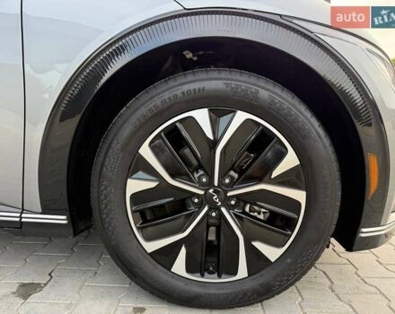 Сірий Кіа EV6, об'ємом двигуна 0 л та пробігом 9 тис. км за 27999 $, фото 30 на Automoto.ua