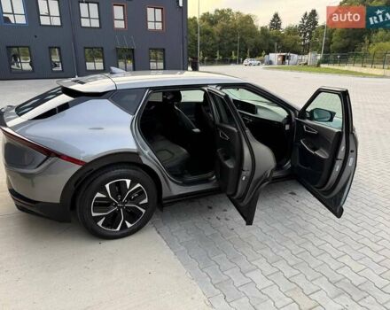 Сірий Кіа EV6, об'ємом двигуна 0 л та пробігом 9 тис. км за 27999 $, фото 38 на Automoto.ua