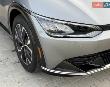 Сірий Кіа EV6, об'ємом двигуна 0 л та пробігом 9 тис. км за 27999 $, фото 95 на Automoto.ua