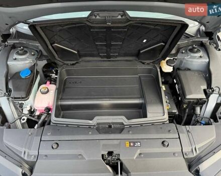 Сірий Кіа EV6, об'ємом двигуна 0 л та пробігом 9 тис. км за 27999 $, фото 136 на Automoto.ua