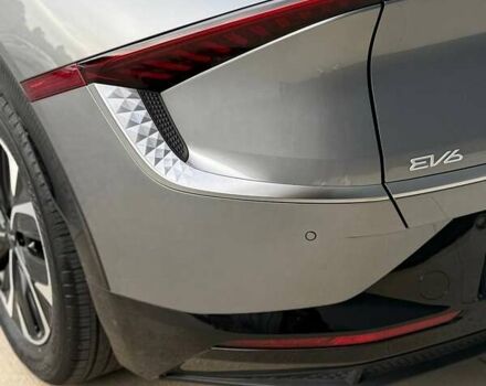 Сірий Кіа EV6, об'ємом двигуна 0 л та пробігом 9 тис. км за 27999 $, фото 23 на Automoto.ua