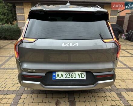 Серый Киа EV9, объемом двигателя 0 л и пробегом 16 тыс. км за 39800 $, фото 2 на Automoto.ua