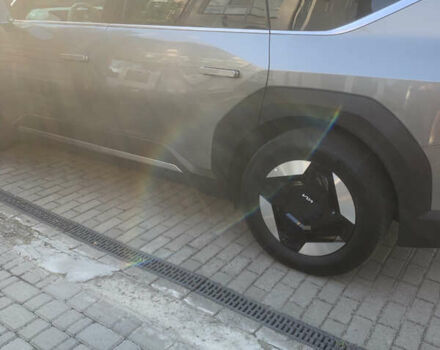 Киа EV9 2023 в Киеве на Automoto.ua Серый Киа EV9, объемом двигателя 0 л и пробегом 23 тыс. км за 49800 $, фото 13 на Automoto.ua