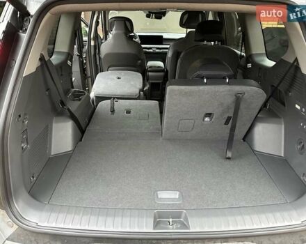 Серый Киа EV9, объемом двигателя 0 л и пробегом 16 тыс. км за 39800 $, фото 7 на Automoto.ua