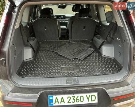 Серый Киа EV9, объемом двигателя 0 л и пробегом 16 тыс. км за 39800 $, фото 6 на Automoto.ua