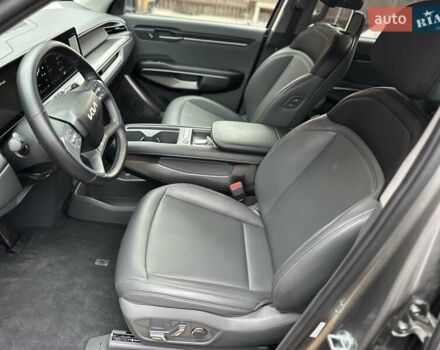 Серый Киа EV9, объемом двигателя 0 л и пробегом 16 тыс. км за 39800 $, фото 3 на Automoto.ua