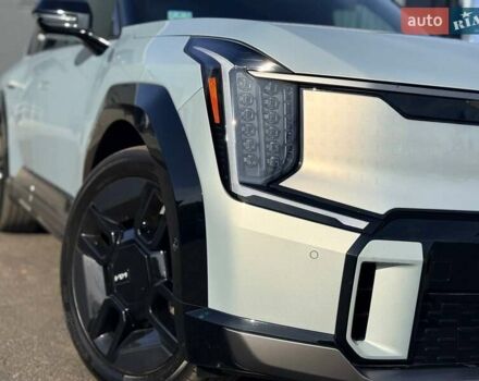 Серый Киа EV9, объемом двигателя 0 л и пробегом 8 тыс. км за 49500 $, фото 3 на Automoto.ua