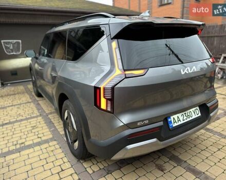 Серый Киа EV9, объемом двигателя 0 л и пробегом 16 тыс. км за 39800 $, фото 1 на Automoto.ua