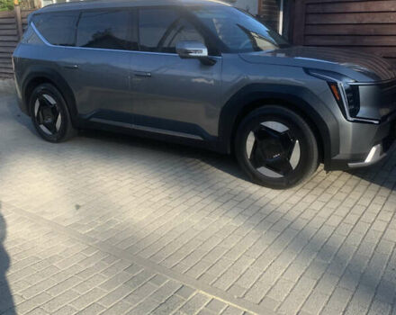 Киа EV9 2023 в Киеве на Automoto.ua Серый Киа EV9, объемом двигателя 0 л и пробегом 23 тыс. км за 49800 $, фото 1 на Automoto.ua