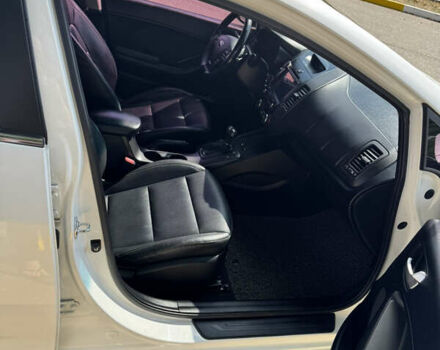 Белый Киа K3, объемом двигателя 1.59 л и пробегом 175 тыс. км за 10800 $, фото 7 на Automoto.ua