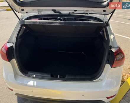 Белый Киа K3, объемом двигателя 1.59 л и пробегом 175 тыс. км за 10800 $, фото 2 на Automoto.ua