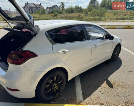 Белый Киа K3, объемом двигателя 1.59 л и пробегом 175 тыс. км за 10800 $, фото 3 на Automoto.ua