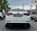 Білий Кіа K5, об'ємом двигуна 2 л та пробігом 374 тис. км за 7700 $, фото 3 на Automoto.ua