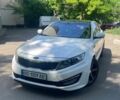 Белый Киа K5, объемом двигателя 2 л и пробегом 247 тыс. км за 9000 $, фото 1 на Automoto.ua