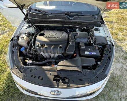 Белый Киа K5, объемом двигателя 2 л и пробегом 240 тыс. км за 8500 $, фото 4 на Automoto.ua