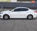 Белый Киа K5, объемом двигателя 2 л и пробегом 420 тыс. км за 7800 $, фото 2 на Automoto.ua