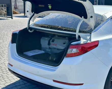 Белый Киа K5, объемом двигателя 2 л и пробегом 255 тыс. км за 9000 $, фото 14 на Automoto.ua