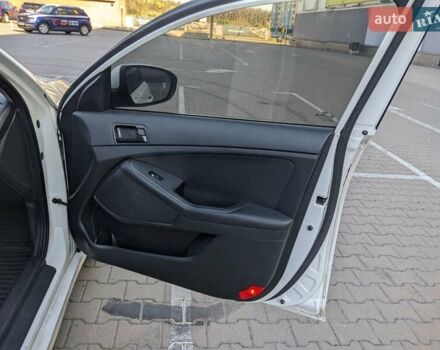 Белый Киа K5, объемом двигателя 2 л и пробегом 420 тыс. км за 7800 $, фото 15 на Automoto.ua