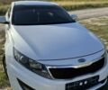 Белый Киа K5, объемом двигателя 2 л и пробегом 240 тыс. км за 8500 $, фото 1 на Automoto.ua