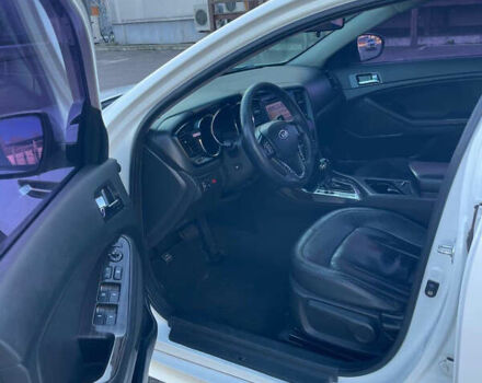 Білий Кіа K5, об'ємом двигуна 2 л та пробігом 260 тис. км за 9800 $, фото 4 на Automoto.ua