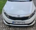Белый Киа K5, объемом двигателя 2 л и пробегом 255 тыс. км за 10300 $, фото 1 на Automoto.ua