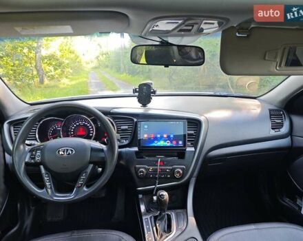 Белый Киа K5, объемом двигателя 2 л и пробегом 240 тыс. км за 9990 $, фото 6 на Automoto.ua