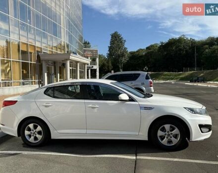 Белый Киа K5, объемом двигателя 2 л и пробегом 98 тыс. км за 9000 $, фото 8 на Automoto.ua