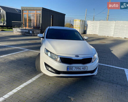 Белый Киа K5, объемом двигателя 2 л и пробегом 450 тыс. км за 8000 $, фото 1 на Automoto.ua