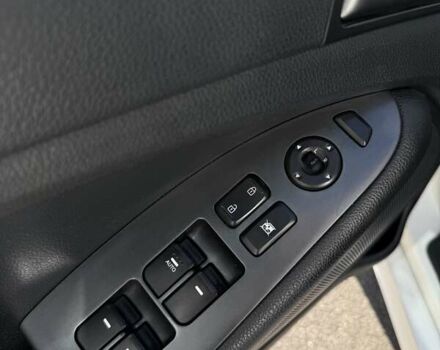 Белый Киа K5, объемом двигателя 2 л и пробегом 98 тыс. км за 9000 $, фото 16 на Automoto.ua