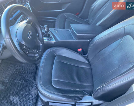 Белый Киа K5, объемом двигателя 2 л и пробегом 450 тыс. км за 8000 $, фото 12 на Automoto.ua