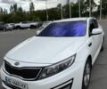 Белый Киа K5, объемом двигателя 2 л и пробегом 235 тыс. км за 9999 $, фото 1 на Automoto.ua
