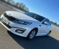 Белый Киа K5, объемом двигателя 2 л и пробегом 225 тыс. км за 10000 $, фото 1 на Automoto.ua