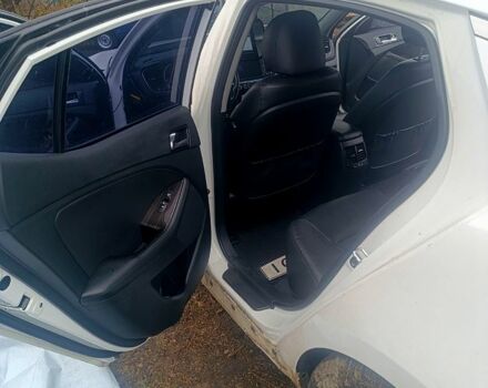 Білий Кіа K5, об'ємом двигуна 2 л та пробігом 200 тис. км за 5000 $, фото 2 на Automoto.ua