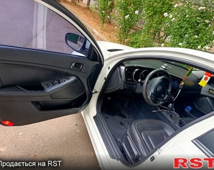 Белый Киа K5, объемом двигателя 2 л и пробегом 370 тыс. км за 8000 $, фото 3 на Automoto.ua