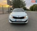 Белый Киа K5, объемом двигателя 2 л и пробегом 250 тыс. км за 9200 $, фото 1 на Automoto.ua