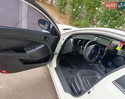 Білий Кіа K5, об'ємом двигуна 2 л та пробігом 371 тис. км за 8000 $, фото 13 на Automoto.ua